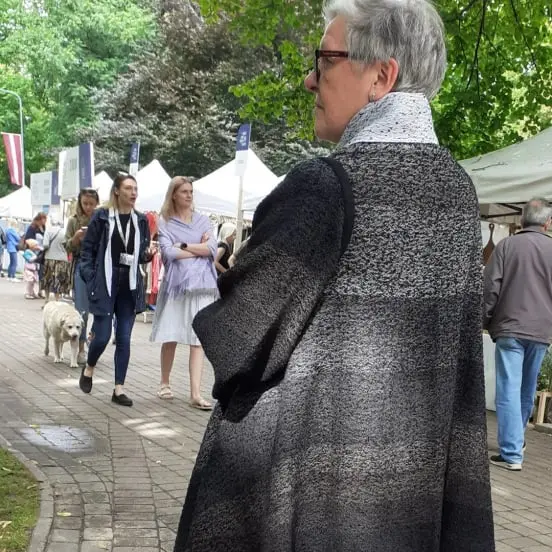 austs pelēkos toņos mētelis