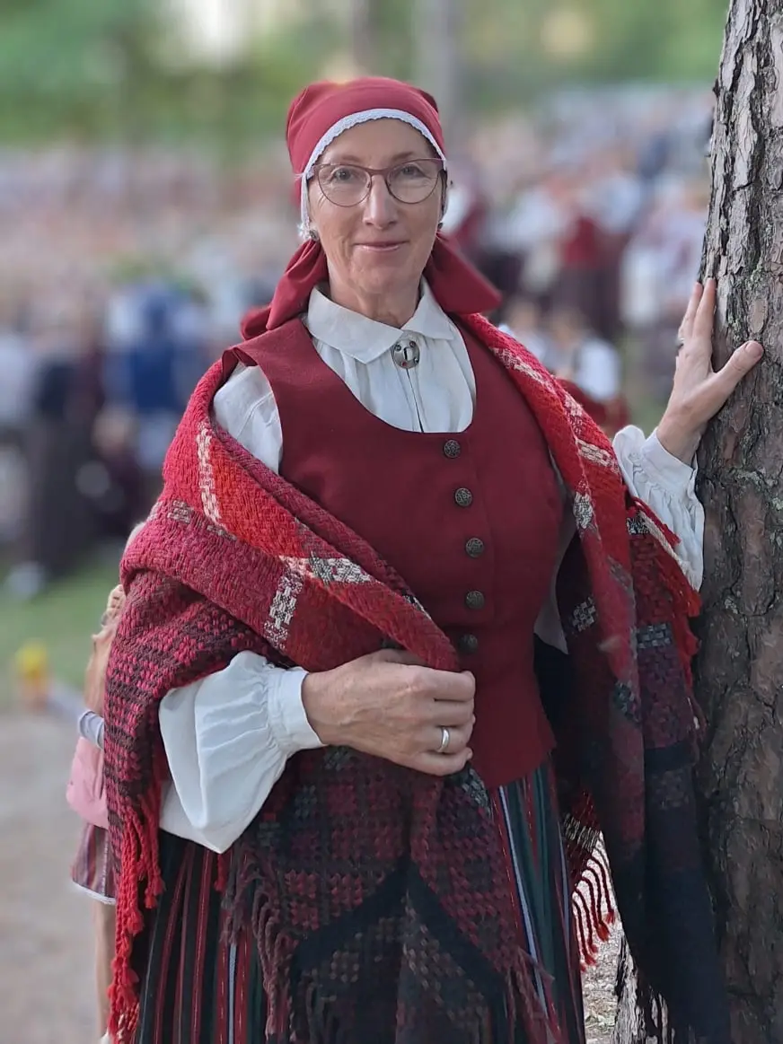 seģene ar tautas tērpu